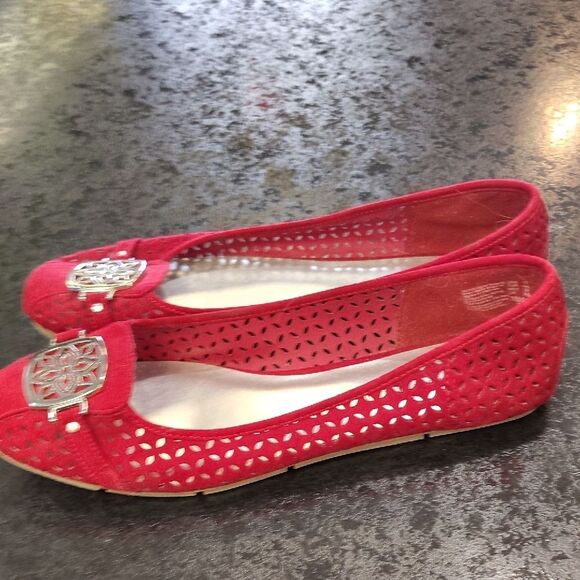 Christian Siriano Red Flats with Ornamental Medallion - Picture 5 of 6